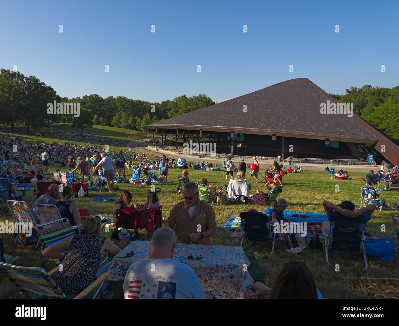 Cuyahoga Falls, OH, USA - 4. Juli 2023: Konzertbesucher treffen sich im Blossom Music Center zu einem Konzert am 4. Juli von The Bloss auf dem Rasen Stockfoto