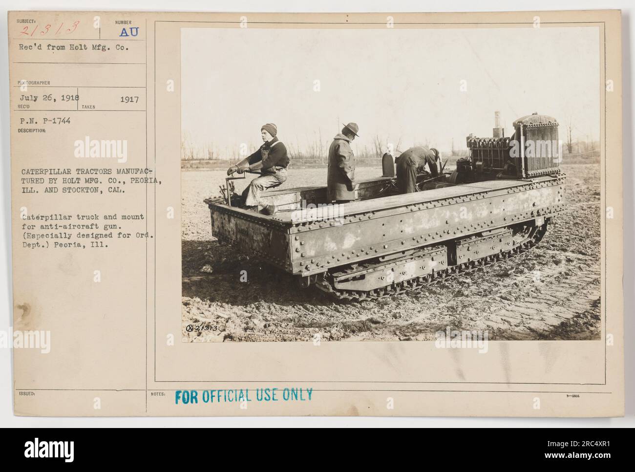 „Caterpillar-Lkw und Halterung für Flugabwehrkanonen, entwickelt für die Kampfmittelabteilung von holt Mfg. Co Foto wurde 1917 in Peoria, Illinois, aufgenommen. Diese Caterpillar-Traktoren wurden von holt Mfg Co., in Peoria und Stockton, Kalifornien." Stockfoto