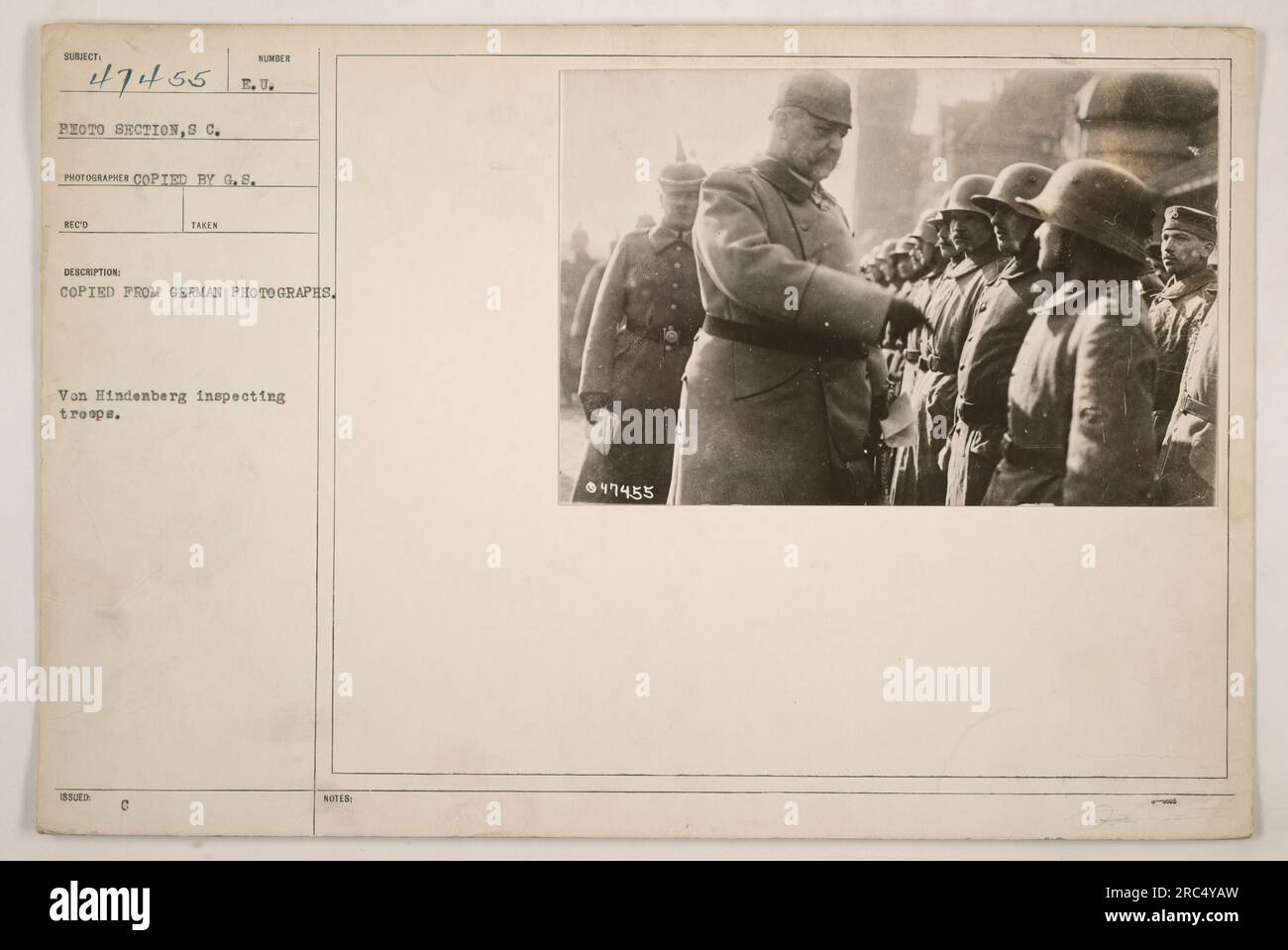 Der deutsche General Paul von Hindenburg inspiziert die Truppen im Ersten Weltkrieg. Dieses Foto wurde von G.S. kopiert Reco und ausgestellt gemäß der EU Das Foto ist Teil des Fotobereichs Subiect 47455. In der Beschreibung steht, dass es von deutschen Fotos kopiert wurde. Stockfoto