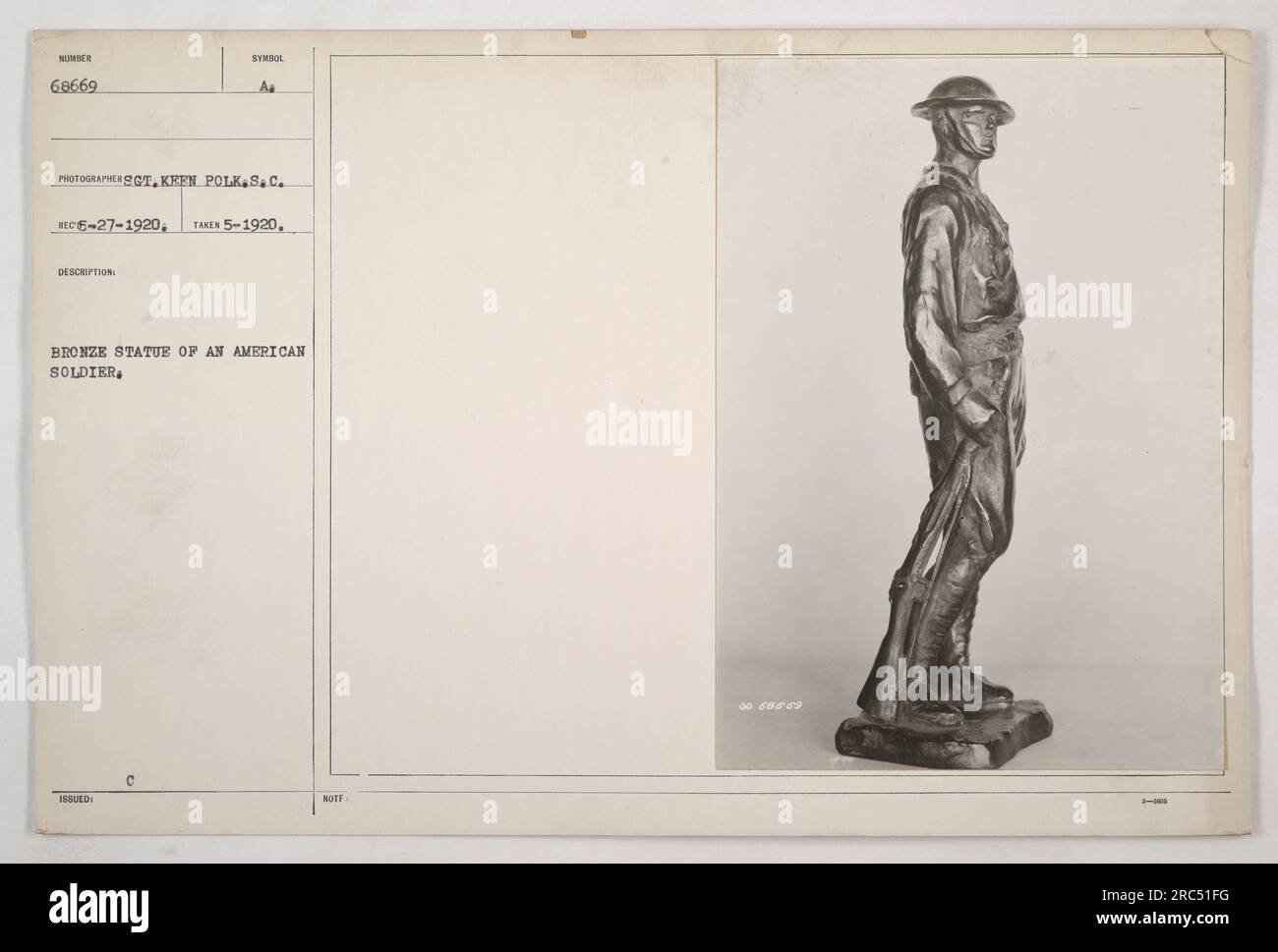 Bronzestatue eines amerikanischen Soldaten, Nummer 68669, aufgenommen auf einem Foto von Keen Polk.S.C. Rec-27-1920. Das Foto wurde im Mai 1920 aufgenommen und zeigt eine lebensgroße Bronzestatue, die einen amerikanischen Soldaten darstellt. Die als Symbol bezeichnete Statue wurde offiziell ausgestellt und trägt die Kennung C Anmerkung 46 60859. Stockfoto