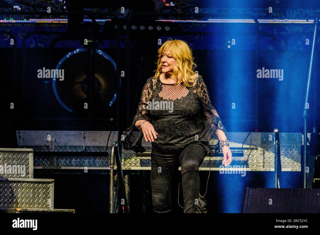 Kopenhagen, Dänemark. 11. Juli 2023. Der amerikanische Sänger, Songwriter und Musiker Bruce Springsteen führt im Park in Kopenhagen ein Live-Konzert mit der E Street Band auf. Hier betritt der Gitarrist und Musiker Patti Scialfa die Bühne. Kredit: Gonzales Photo/Alamy Live News Stockfoto