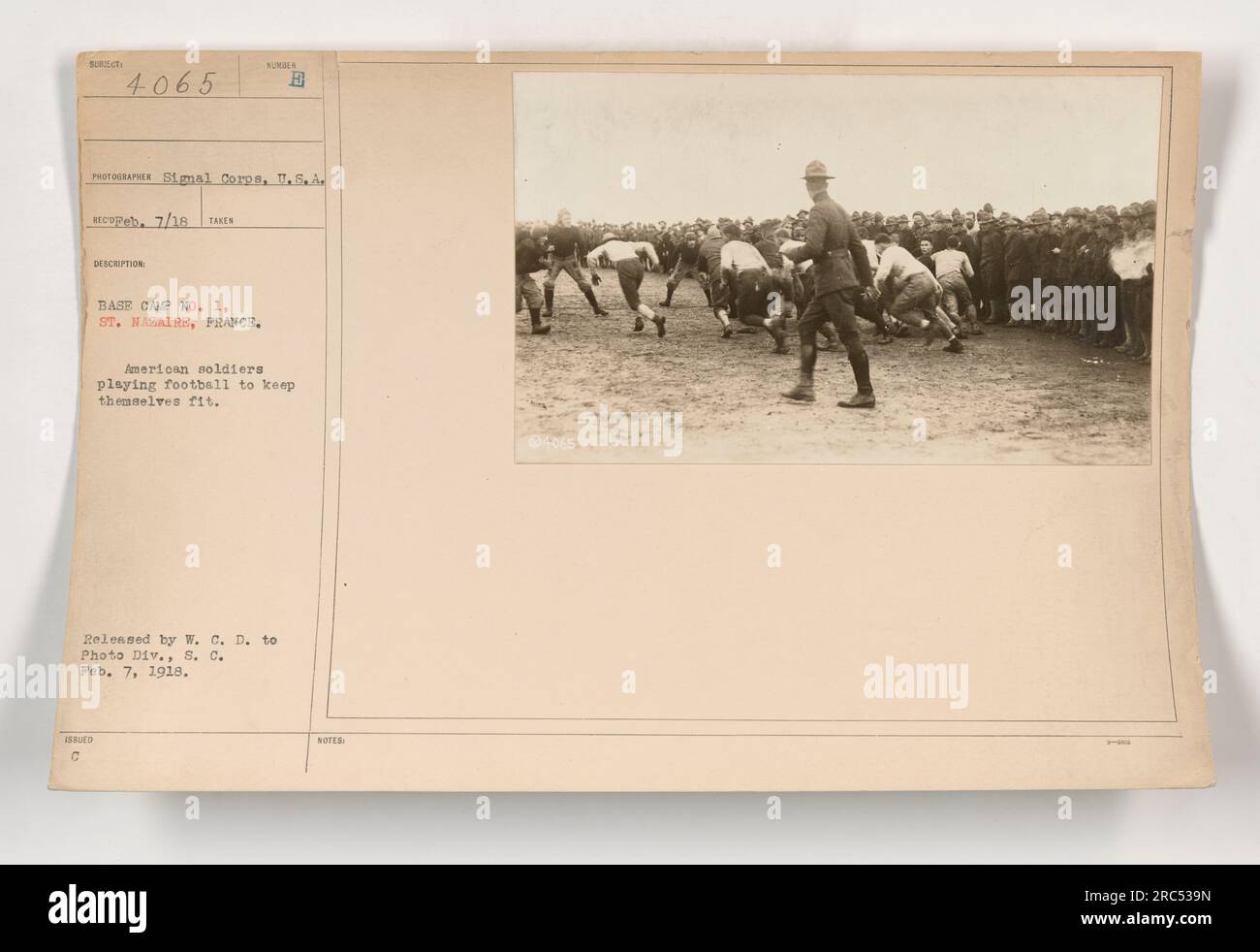 Amerikanische Soldaten im Basislager Nr. 1 in St. Nazaire, Frankreich, spielt Fußball, um körperliche Fitness im Ersten Weltkrieg zu erhalten Dieses Foto, aufgenommen am 7. Februar 1918, wurde vom Signal Corps, USA, veröffentlicht Das Bild trägt die Bezeichnung 111-SC-4065 in der Sammlung amerikanischer Militäraktionen während des Krieges. Stockfoto