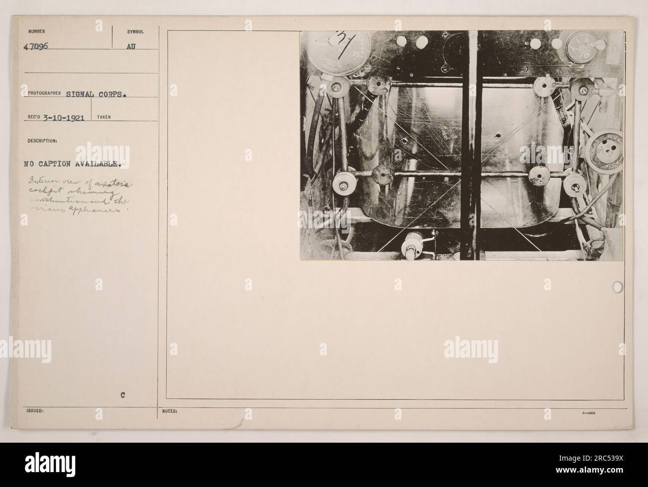 Innenansicht des Pilotencockpits während des Ersten Weltkriegs. Dieses Foto, Nummer 4,7096, wurde von einem Fotografen des Signalkorps aufgenommen. Die Beschreibung besagt, dass keine Beschriftung verfügbar ist. Die Abbildung zeigt das Layout des Cockpits und verschiedene Instrumente. Stockfoto