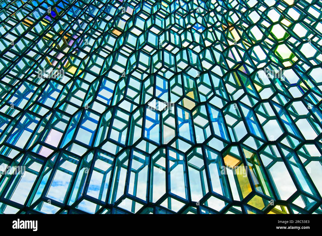 Farbenfrohe Glasfassade der Konzerthalle und des Konferenzzentrums des Harpa in der Hauptstadt Reykjavik, Island Stockfoto