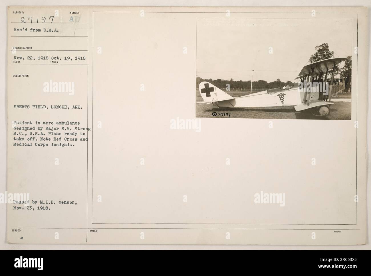 Der Patient wurde während des Ersten Weltkriegs in einen Aerobil-Krankenwagen am Eberts Field in Lonoke, Arkansas, verladen. Der Krankenwagen wurde von Major S.M. entworfen Stark aus den USA - Medizinisches Korps. Das Flugzeug ist mit dem Roten Kreuz und den Insignien des Medical Corps bemalt. Foto genehmigt vom M.I.D. Zensor am 23. November 1918. Stockfoto
