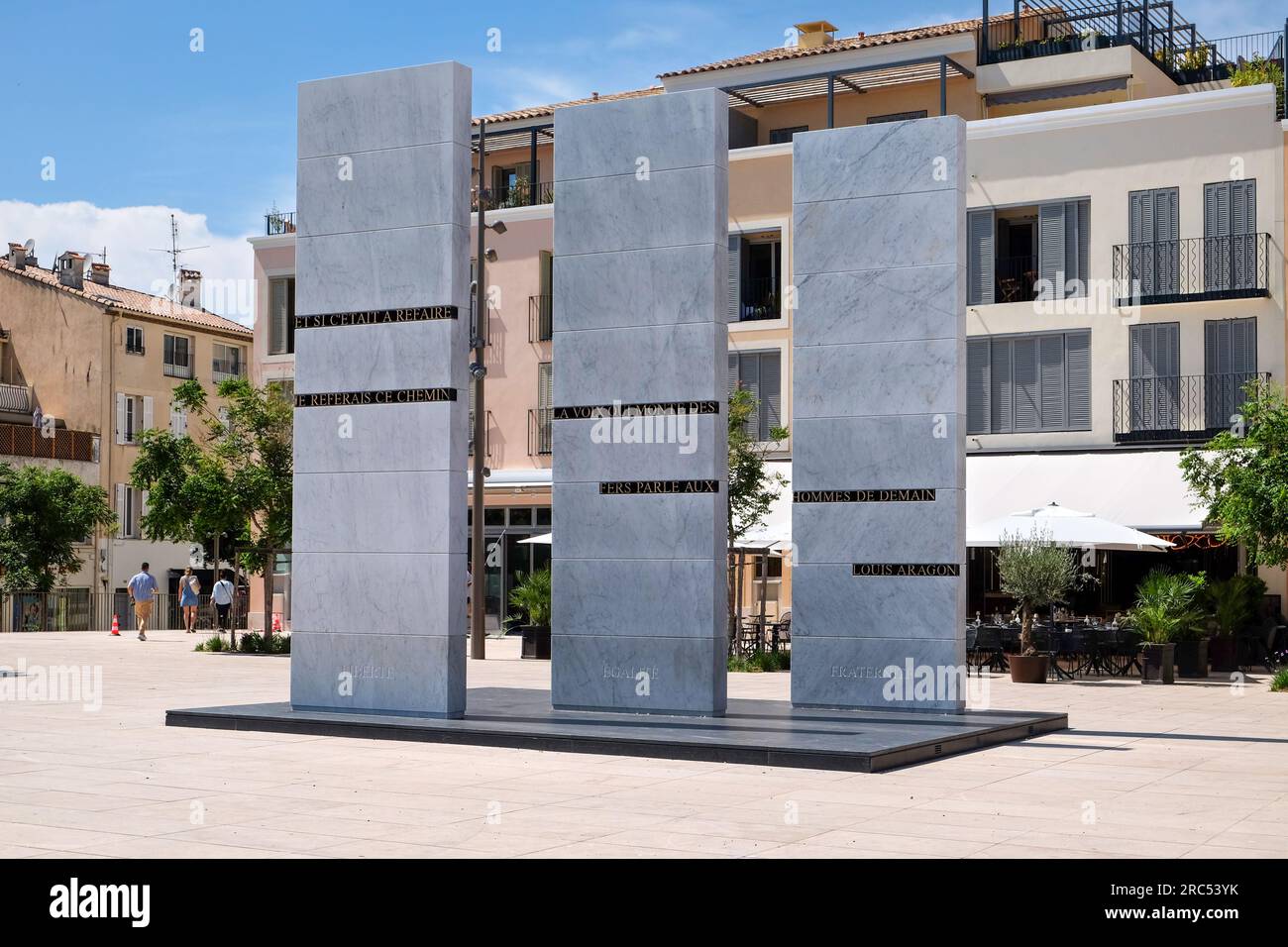 Gedenkskulptur, die Libere, Egalite und Fraternite auf dem Place des martyrs de la Resistance, Antibes, Cote d'Azur, Frankreich zeigt Stockfoto