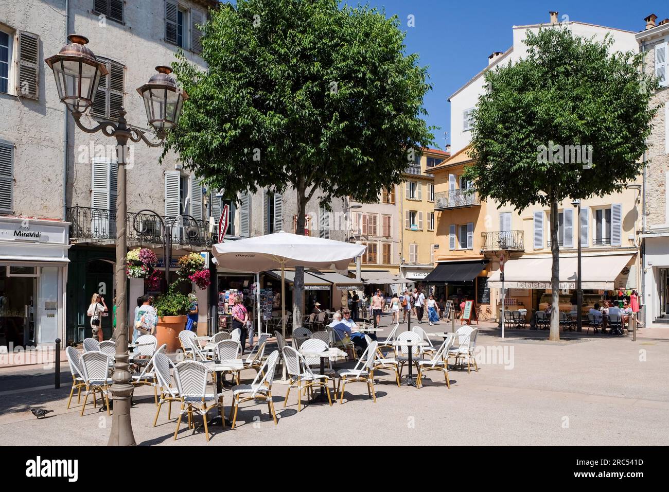 Cafés und Sitzgelegenheiten im Freien im Sommer auf dem Place Nationale, Antibes, Cote d'Azur, Frankreich Stockfoto