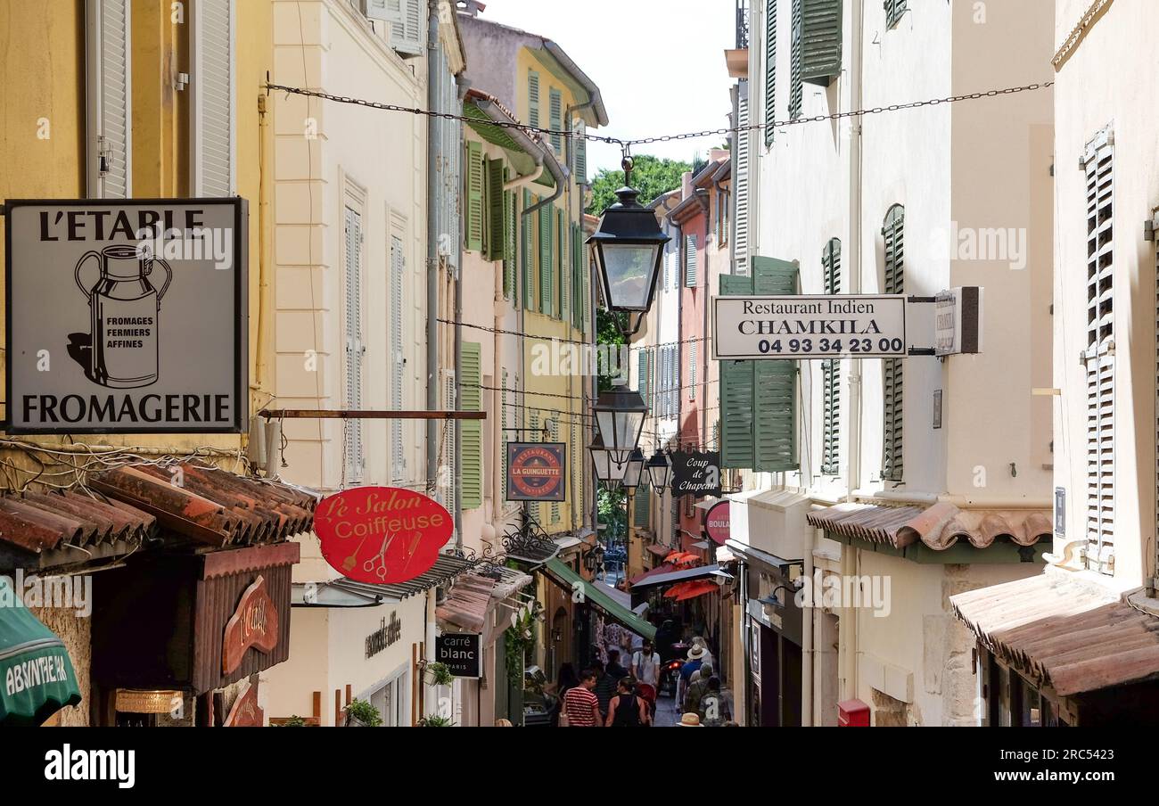 Geschäfte und enge Gassen in Antibes, Cote d'Azur, Frankreich Stockfoto
