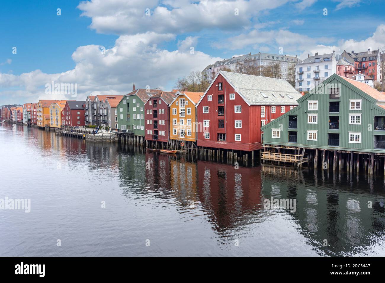 Farbenfrohe Lagerhäuser aus dem 17. Jahrhundert auf der anderen Seite des Nidelva Flusses von der Old Town Bridge (Gamle bybro), dem Stadtzentrum, Trondheim, Trøndelag County, Norwegen Stockfoto