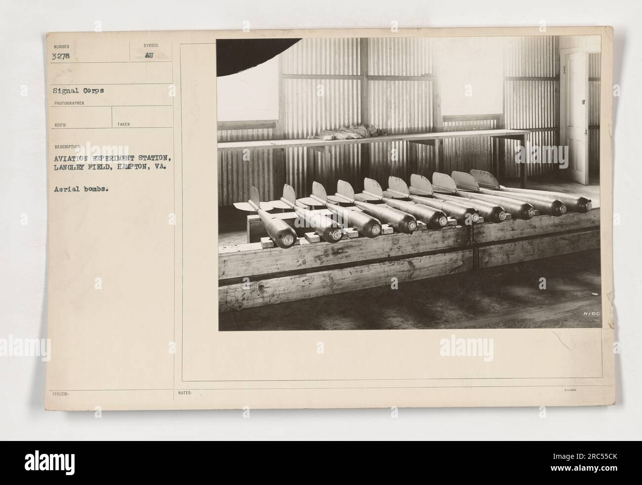 Dieses Schwarz-Weiß-Foto (111-SC-3278) zeigt die Szene an der Aviation Experiment Station in Langley Field, Hampton, VA während des Ersten Weltkriegs. Das Bild zeigt eine Sammlung von Luftbomben. Der Fotograf merkt an, dass weitere Details ausgeblendet sind (HINWEISE HIDD). Stockfoto