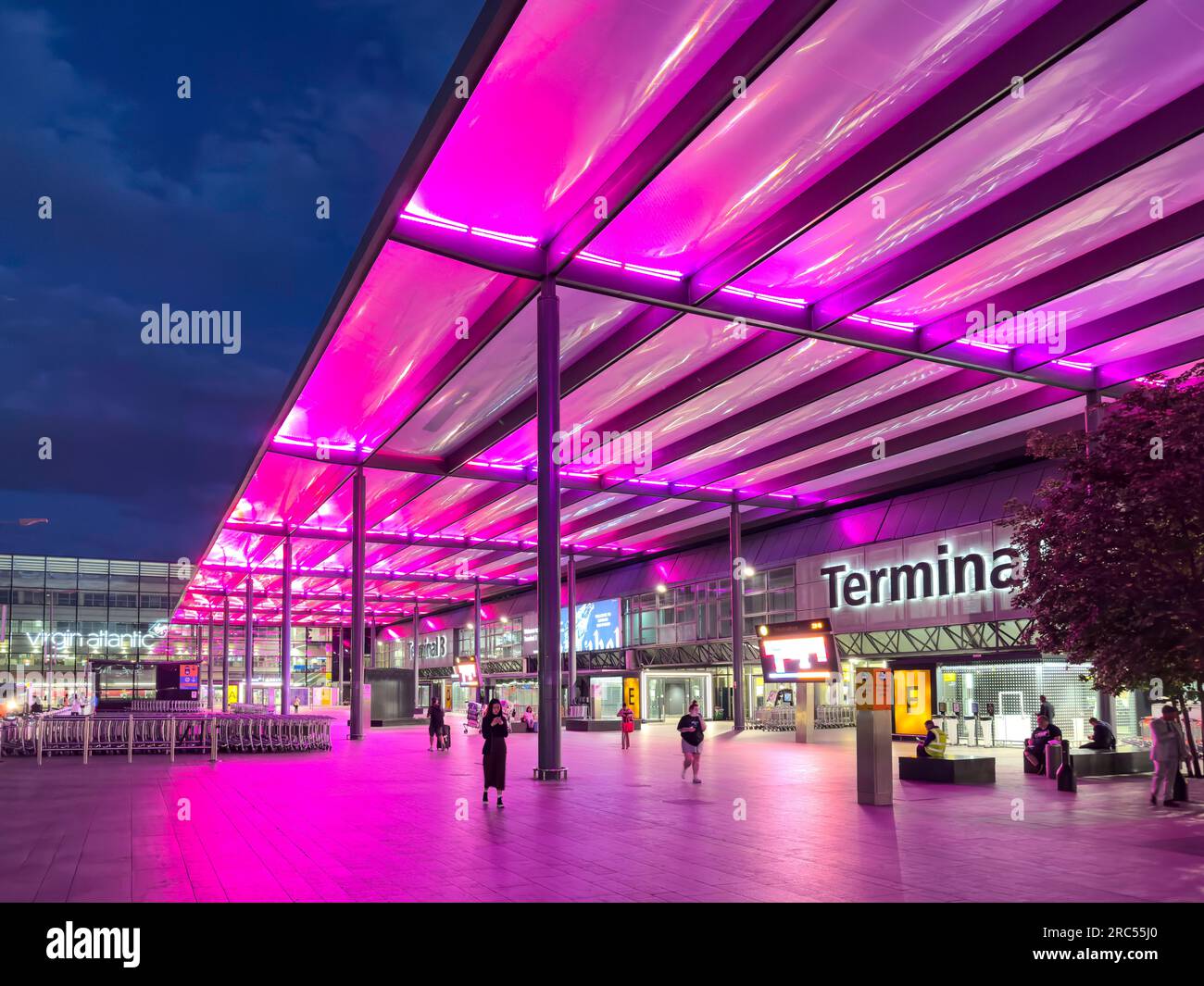 Terminal 3 bei Nacht, Flughafen Heathrow, London Borough of Hillingdon, Greater London, England, Großbritannien Stockfoto