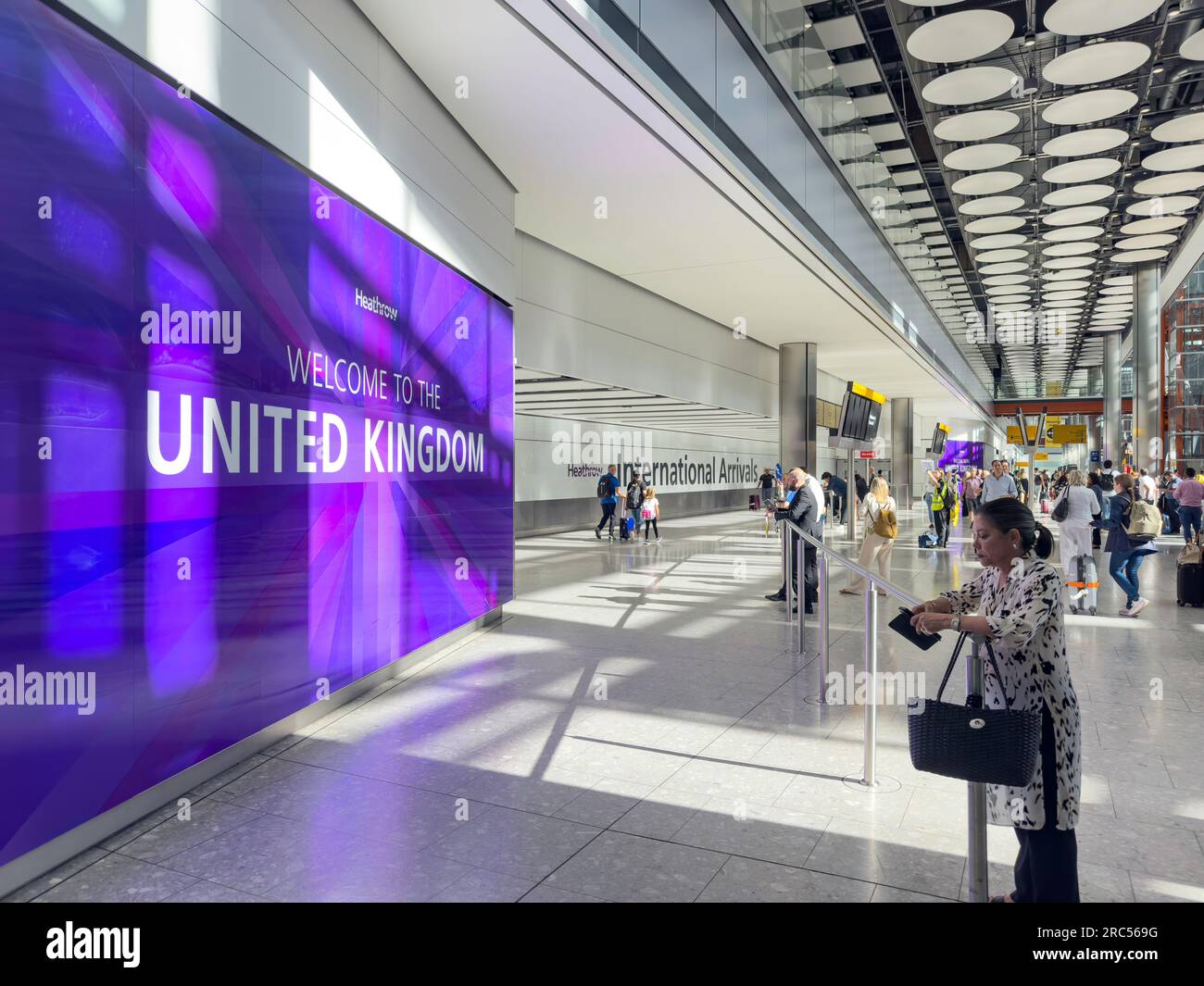 Internationale Ankunftshalle, Terminal 5, Flughafen Heathrow, London Borough of Hillingdon, Greater London, England, Großbritannien Stockfoto
