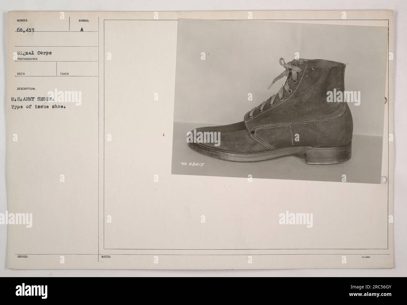 USA Soldat der Armee trägt Schuhe des Signalkorps Typ 68.415. Dieses Foto wurde aufgenommen, um die Schuhe zu dokumentieren, die Mitglieder der US-Armee tragen. Das Symbol auf den Schuhen weist darauf hin, dass sie dem Soldaten ausgestellt wurden. Die 9068415 1-Notation finden Sie auf den Schuhen. Stockfoto