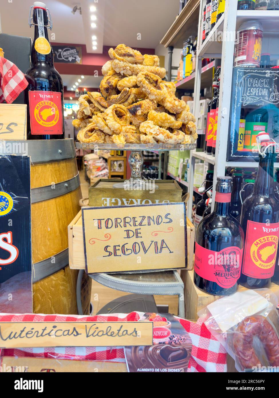 Schaufenster mit Torreznos de Segovia Gebäck, Altstadt, Segovia, Kastilien und León, Königreich Spanien Stockfoto