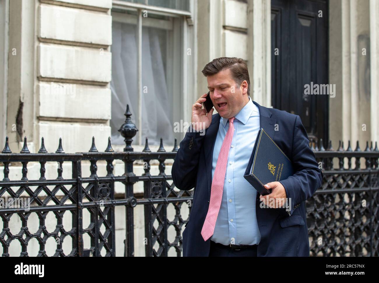 London, großbritannien, Juli 2023 James Heappey Armed Forces Minister gesehen am Telefon in Whitehall Stockfoto