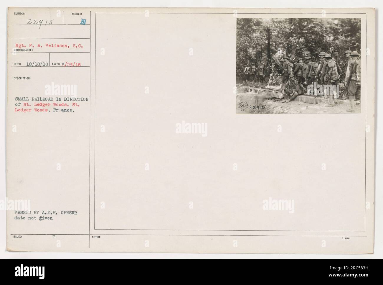 Sgt. P. A. Pelisson vom Signalkorps ist auf diesem Foto zu sehen, das am 23. August 1918 aufgenommen wurde. Das Bild zeigt eine kleine Eisenbahn in Richtung St. Ledger Woods in Frankreich. Das Foto wurde von einem unbekannten Fotografen aufgenommen und vom A.E.F.-Zensor genehmigt. Zeitstempel und zusätzliche Anmerkungen wurden ebenfalls bereitgestellt. Stockfoto