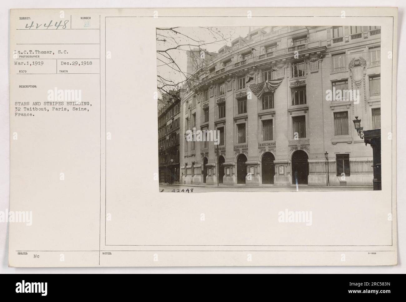 US-Army-Fotograf, LT. Curtis Thomer nimmt am 1. März 1919 ein Foto des Stars and Stripes Building in der Taitabout Street 32 in Paris, seine, Frankreich, auf. Dieses Foto wurde aufgenommen, nachdem LT. Thomer am 29. Dezember 1918 den Military Cross Award erhielt. Anmerkung: Die Bedeutung von "42448 TEORI MARS L" ist unklar. Stockfoto