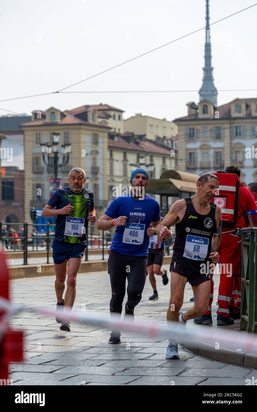Turin, Italien - 27. März 2022: Teilnehmer am Turin Halbmarathon, der am 27. März 2022 in Turin, der Hauptstadt von Piemont, Italien, stattfand. Stockfoto