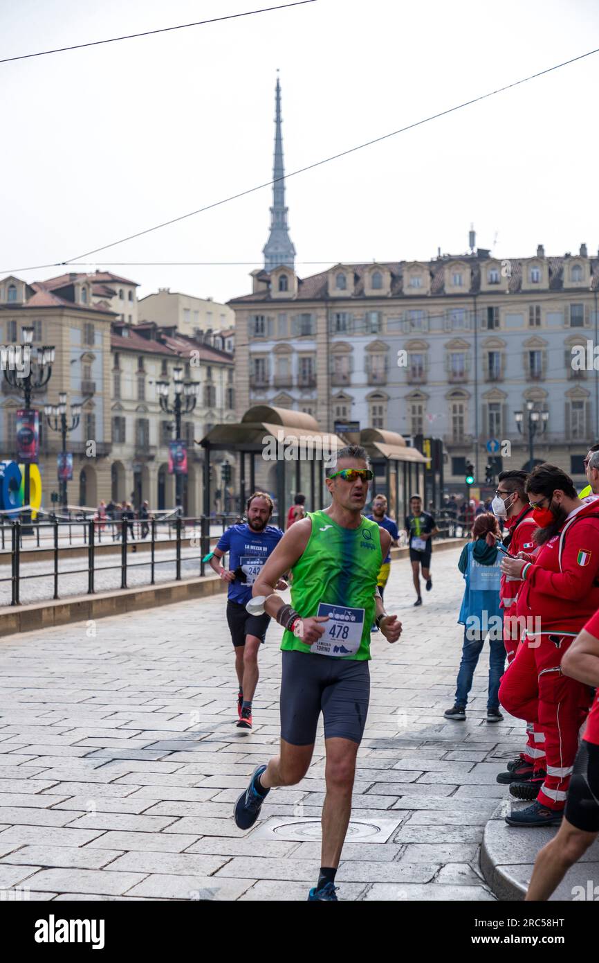 Turin, Italien - 27. März 2022: Teilnehmer am Turin Halbmarathon, der am 27. März 2022 in Turin, der Hauptstadt von Piemont, Italien, stattfand. Stockfoto