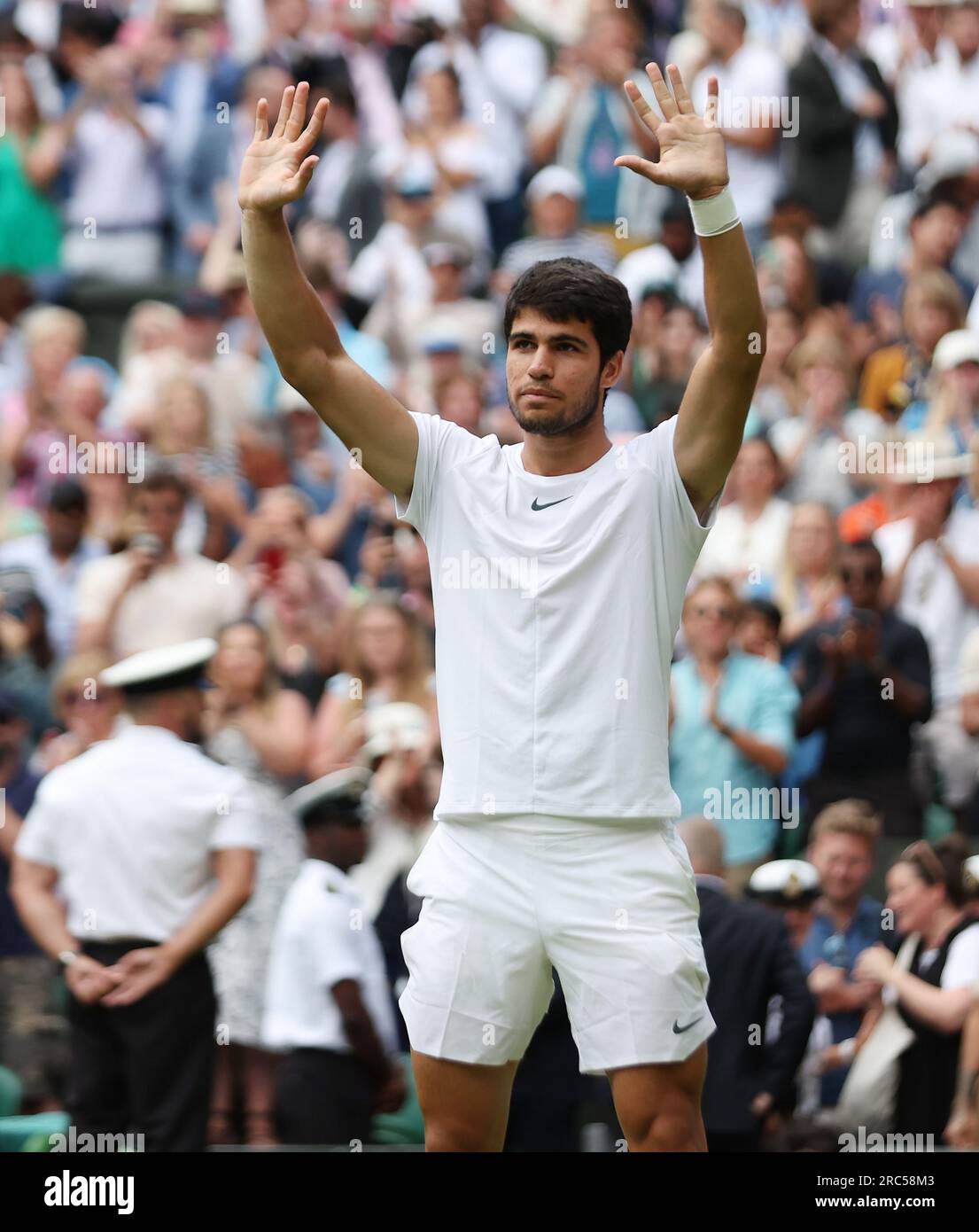 London, Großbritannien. 12. Juli 2023. Der spanische Carlos Alcaraz feiert bei den Wimbledon-Meisterschaften 2023 in London am Mittwoch, den 12. Juli 2023 den Sieg im Viertelfinale seiner Männer gegen den dänischen Holger Rune. Foto: Hugo Philpott/UPI Credit: UPI/Alamy Live News Stockfoto