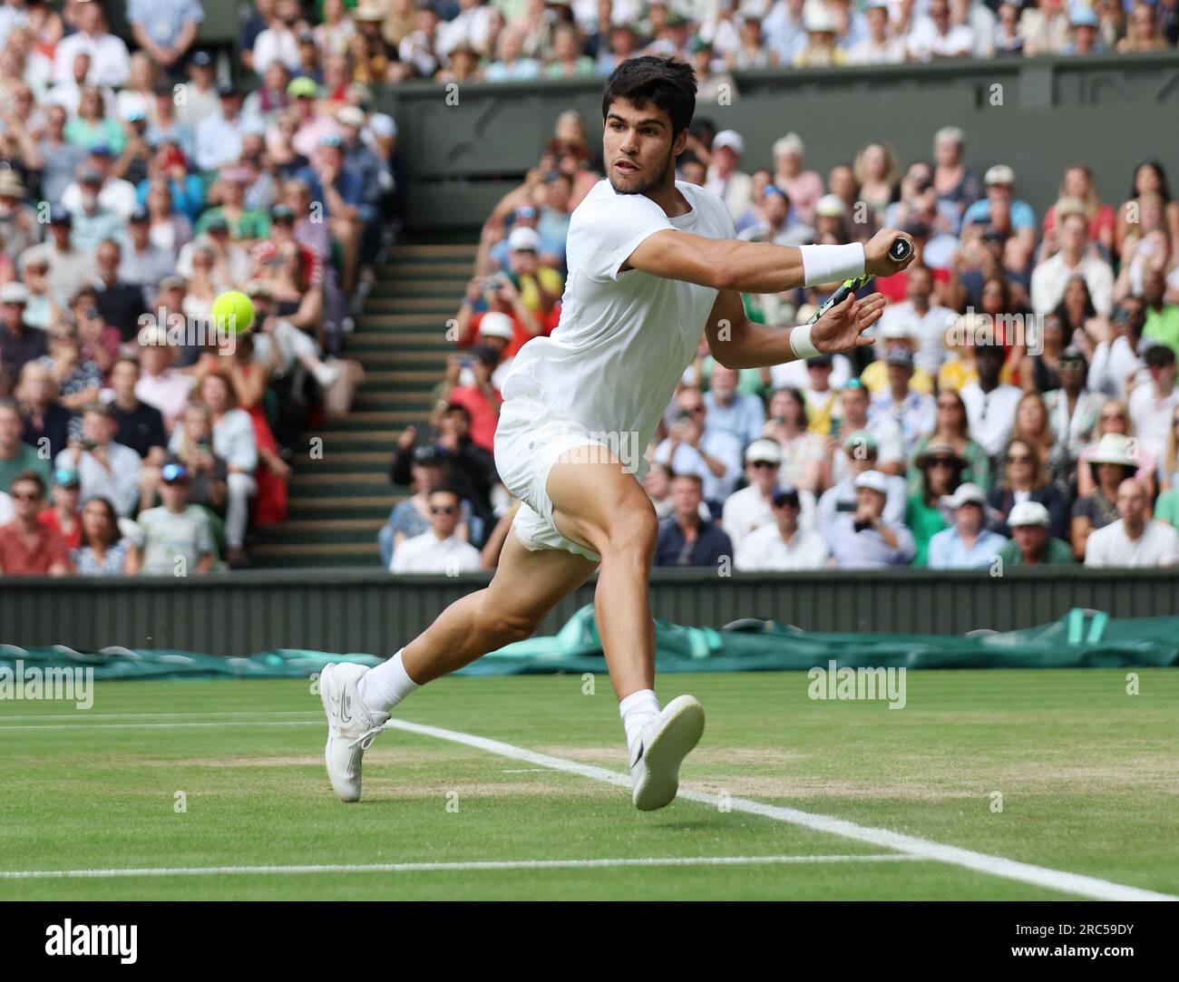 London, Großbritannien. 12. Juli 2023. Der spanische Carlos Alcaraz feiert bei den Wimbledon-Meisterschaften 2023 in London am Mittwoch, den 12. Juli 2023 den Sieg im Viertelfinale seiner Männer gegen den dänischen Holger Rune. Foto: Hugo Philpott/UPI Credit: UPI/Alamy Live News Stockfoto