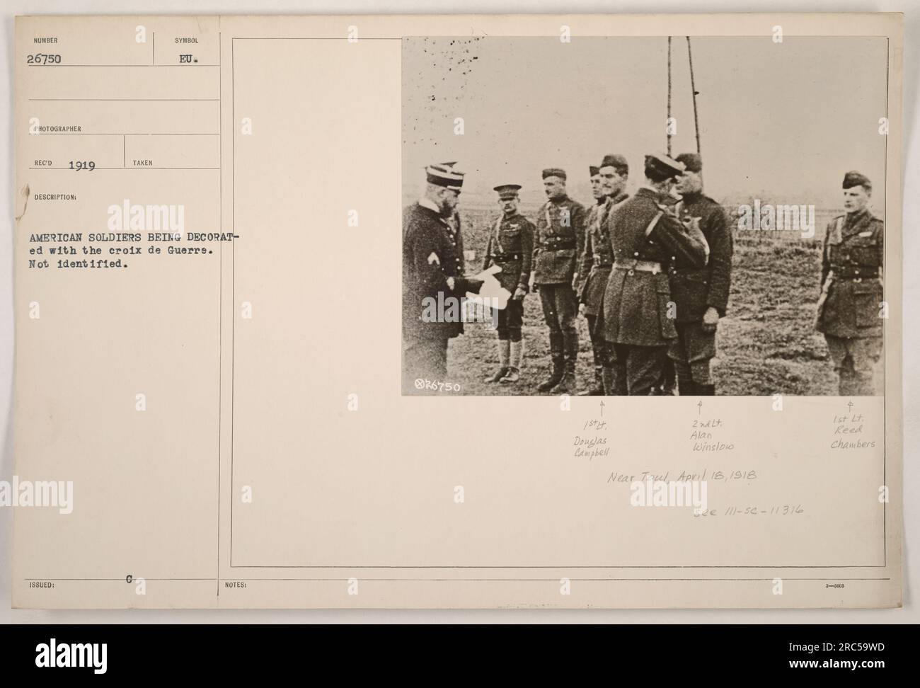Amerikanische Soldaten empfangen das croix de Guerre. Datum: 1919. Nicht identifizierte Personen. Weitere Angaben: Douglas Campbell bei Toul und Alan Winslow am 18. April 1918. Weitere Informationen finden Sie in der Datei /11-5c-11316 4 Reed Chambers 3. Stockfoto