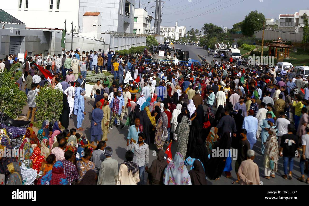 Hyderabad, Pakistan, 12. Juli 2023. Bewohner von Lyari blockieren die Straße, da sie am Mittwoch, den 12. Juli 2023, vor dem K-Electric Hauptquartier in Karatschi Protestdemonstration gegen einen längeren Stromabwurf und eine Überabrechnung halten. Stockfoto