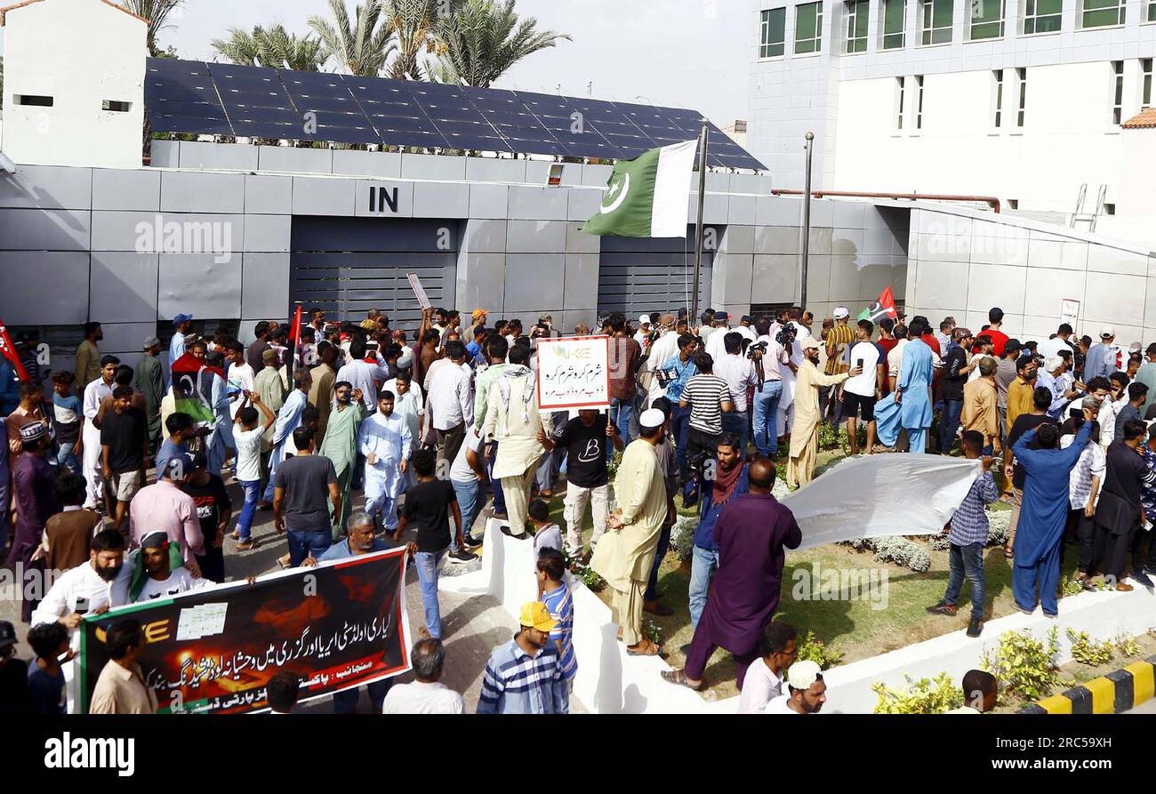 Hyderabad, Pakistan, 12. Juli 2023. Bewohner von Lyari blockieren die Straße, da sie am Mittwoch, den 12. Juli 2023, vor dem K-Electric Hauptquartier in Karatschi Protestdemonstration gegen einen längeren Stromabwurf und eine Überabrechnung halten. Stockfoto
