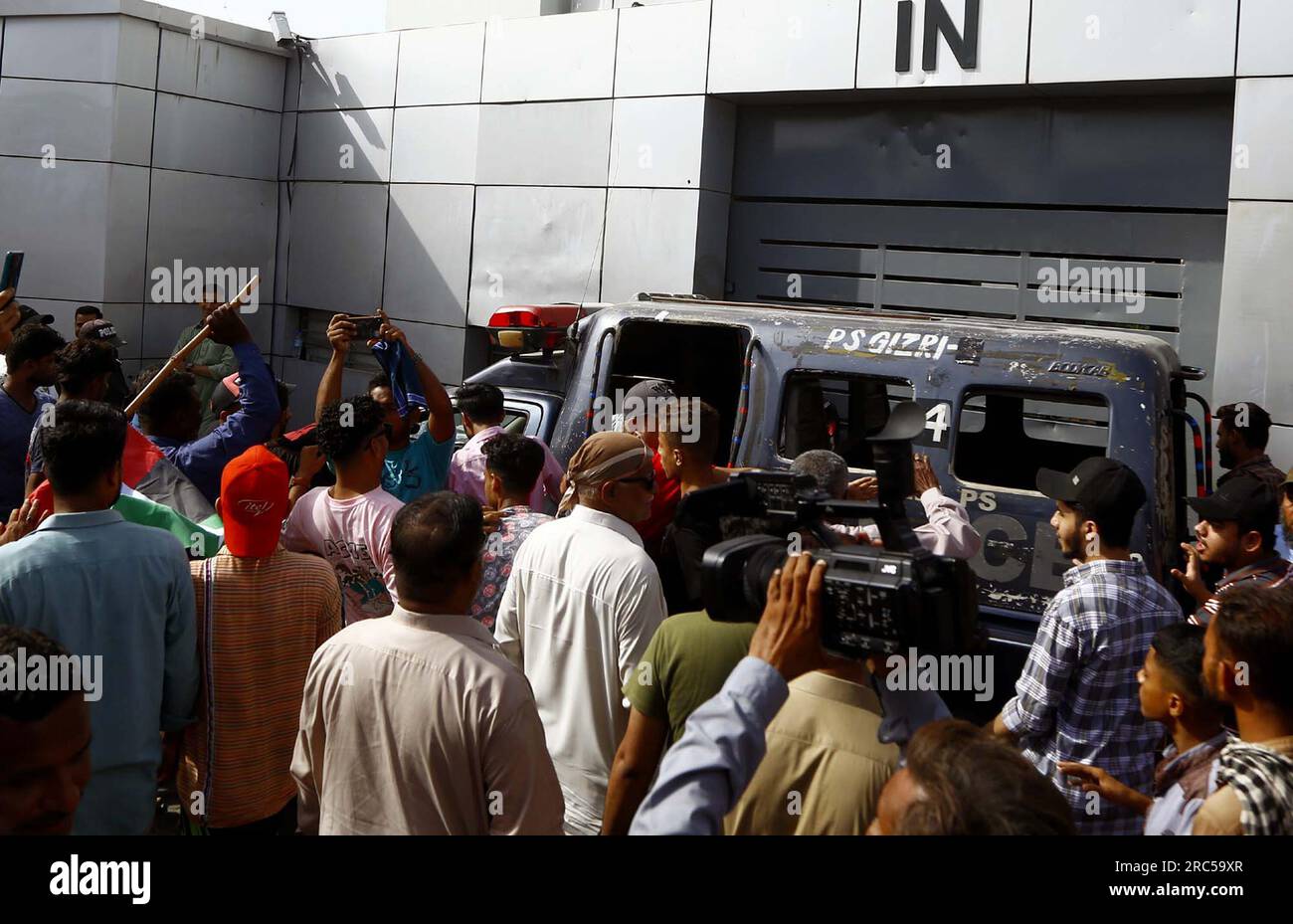 Hyderabad, Pakistan, 12. Juli 2023. Bewohner von Lyari blockieren die Straße, da sie am Mittwoch, den 12. Juli 2023, vor dem K-Electric Hauptquartier in Karatschi Protestdemonstration gegen einen längeren Stromabwurf und eine Überabrechnung halten. Stockfoto