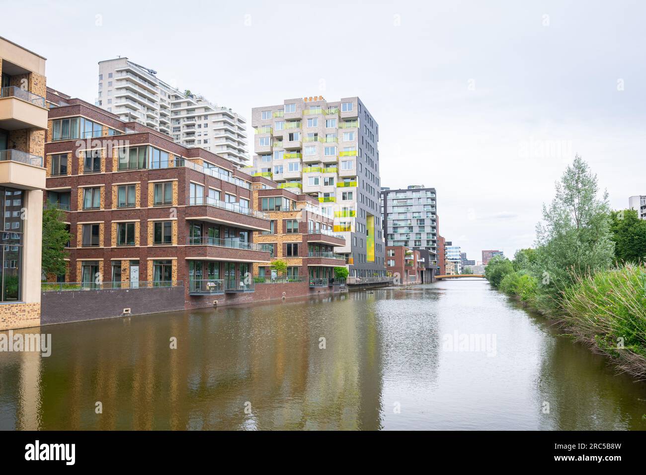 Moderne Architektur am Ufer im Geschäftsviertel Zuidas in Amsterdam. Stockfoto