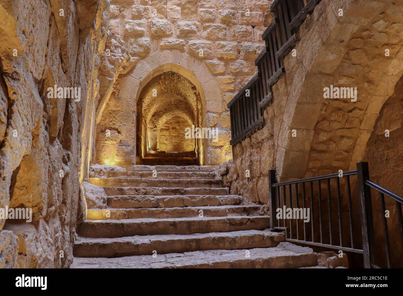 Eine alte historische Burg - Treppen im antiken Schloss Ajloun in Jordanien (islamisch-arabische Geschichte) Militärfort Stockfoto