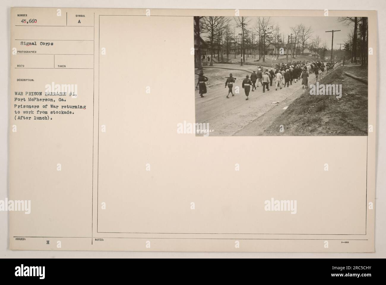 Kriegsgefangene in Fort McPherson in Georgia kehren nach dem Mittagessen zur Arbeit zurück. Das Foto zeigt eine Szene mit Kriegsgefangenen außerhalb der Haft. Dieses Bild wurde von einem Fotografen des Signalkorps aufgenommen und die Gefangenen sind mit Nummer 45.660 gekennzeichnet. Stockfoto