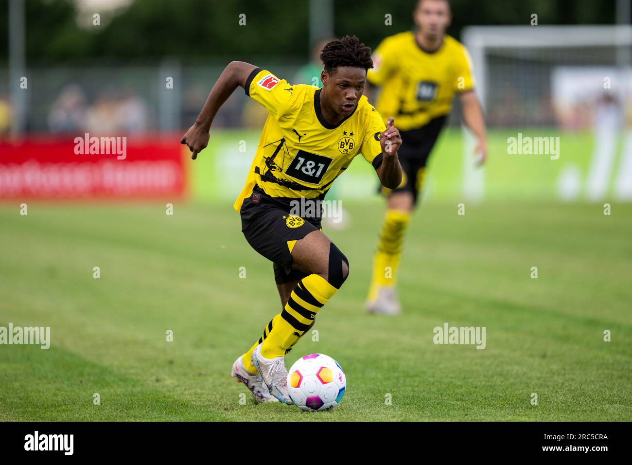 Hamm, Deutschland. 12. Juli 2023. Fußball: Bundesliga, Testspiele, Westfalia Rhynern - Borussia Dortmund: Dortmunds Julien Duranville läuft mit dem Ball zu Fuß. Kredit: David Inderlied/dpa - WICHTIGER HINWEIS: Gemäß den Anforderungen der DFL Deutsche Fußball Liga und des DFB Deutscher Fußball-Bund ist es verboten, im Stadion aufgenommene Fotos und/oder das Spiel in Form von Sequenzbildern und/oder videoähnlichen Fotoserien zu verwenden oder verwenden zu lassen./dpa/Alamy Live News Stockfoto