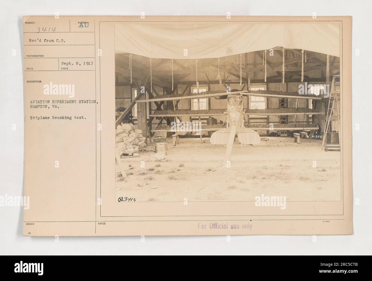 Das Foto zeigt ein Triflugzeug, das am 8. September 1917 an der Aviation Experiment Station in Hampton, Virginia, einem Bruchtest unterzogen wurde. Das Bild wurde vom befehlshabenden Offizier empfangen und am selben Tag ausgestellt. Aus der Artikelbeschreibung geht hervor, dass sie nur für den offiziellen Gebrauch bestimmt ist. Stockfoto