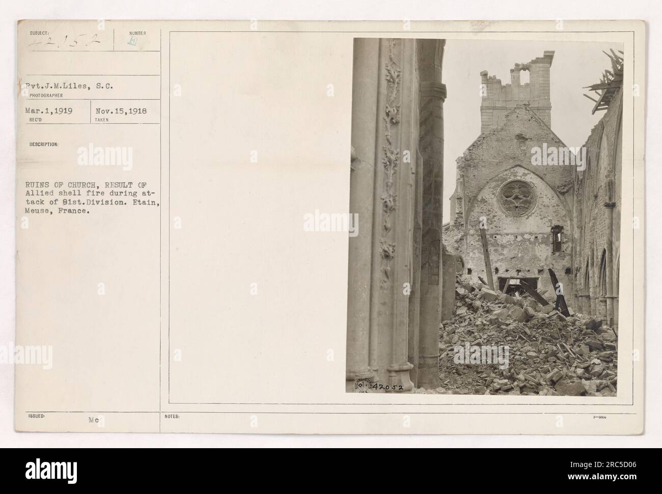 Pvt. J.M. Liles vom Signalkorps ist auf diesem Foto vom 1. März 1919 abgebildet. Das Bild zeigt die Ruinen einer Kirche in Etain, Maas, Frankreich. Die Zerstörung wurde durch ein Granatenfeuer der Alliierten verursacht, während eines Angriffs der 91. Division. (Hinweise: 042052) Stockfoto