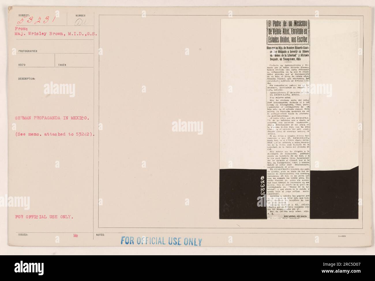 Deutsche Propaganda in Mexiko, fotografiert von Major Wrisley Brown. Das Bild zeigt ein Memo, das dem Foto mit dem Thema "deutsche Propaganda in Mexiko" beigefügt ist. Im Vermerk wird erwähnt, dass das Foto nur für den offiziellen Gebrauch bestimmt ist. Weitere Informationen aus dem Memo deuten auf die Anwesenheit mexikanischer Personen hin, die zum US-Militär eingezogen wurden. Stockfoto