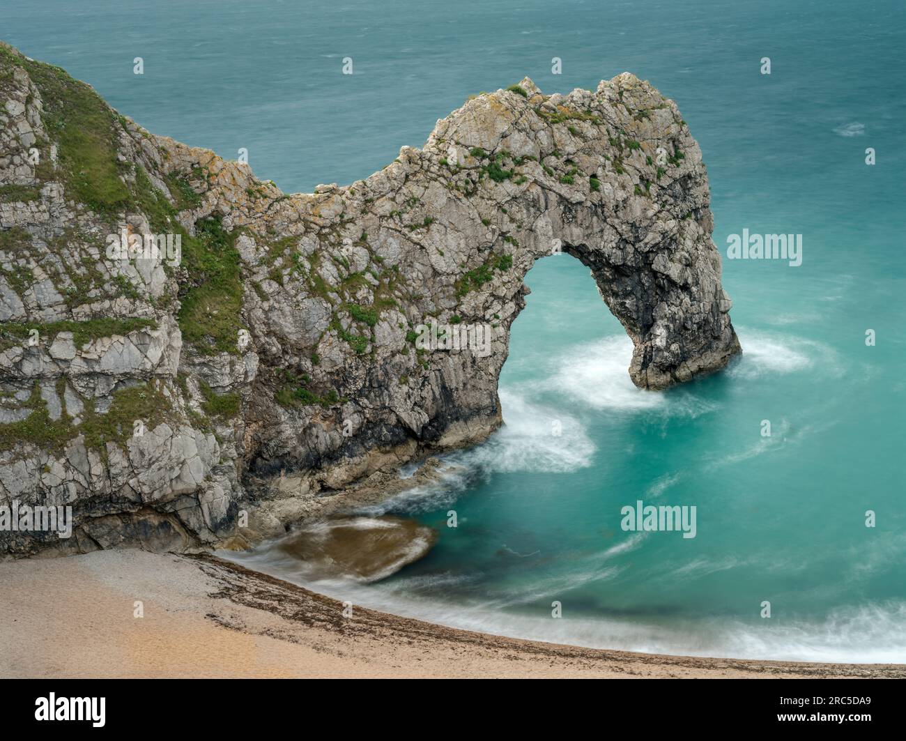 Durdle Door ist ein natürlicher Kalksteinbogen an der Jurassic Coast in der Nähe von Lulworth in Dorset, England. Stockfoto