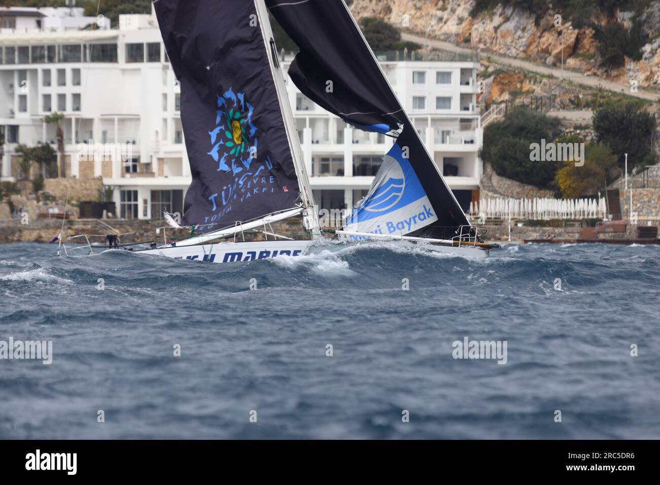 Bodrum, Türkei. 02. April 2023: Ein Segelboot, das bei stürmischem Wetter zwischen den Wellen ins Meer sinkt. Davor kollidierten zwei Boote. Stockfoto