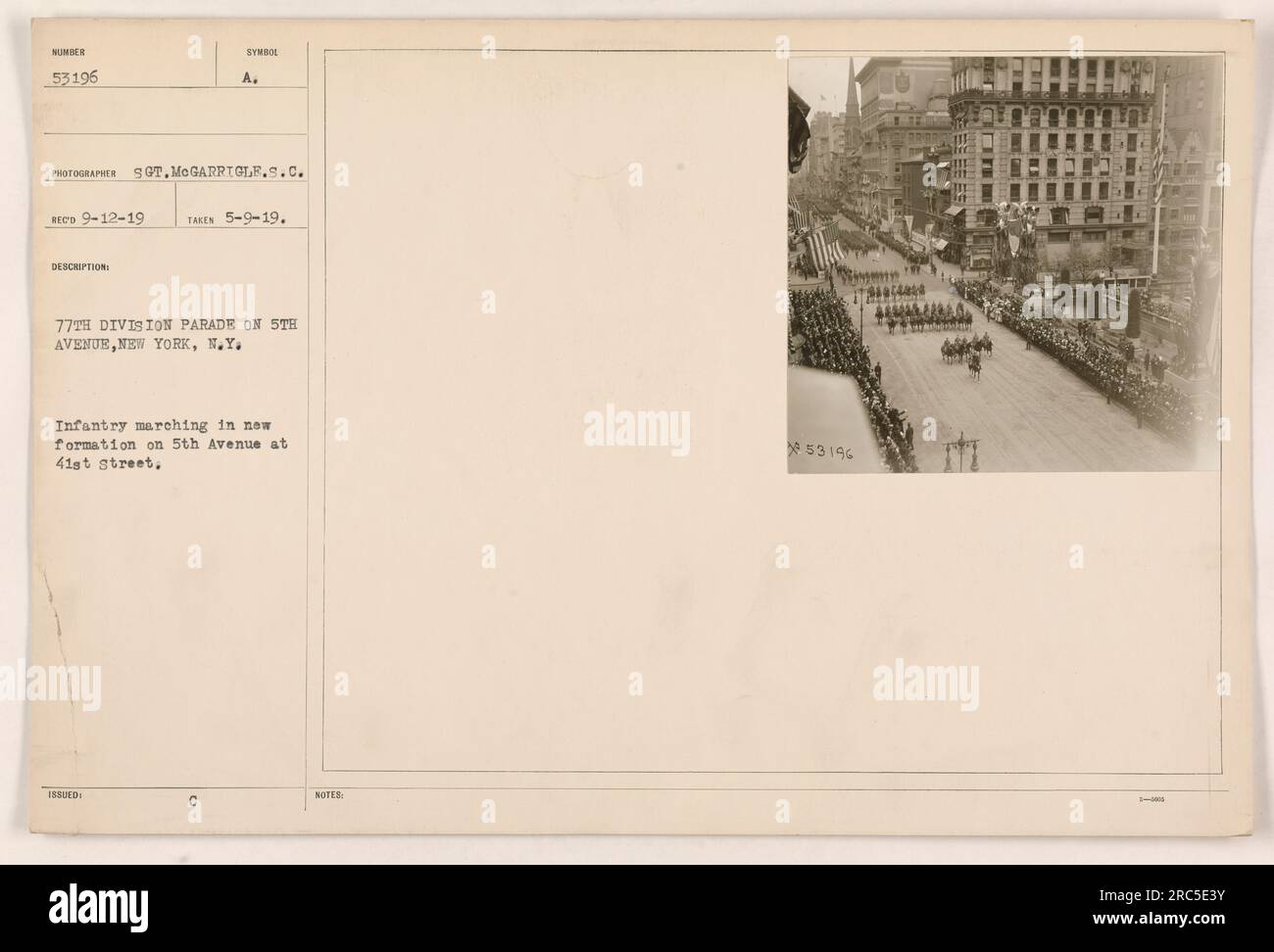 Die Paraden der 77. Division des amerikanischen Militärs auf der 5. Avenue in New York City. Die Infanterie marschiert in einer neuen Formation an der Kreuzung von 5. Avenue und 41. Street. Dieses Foto wurde am 12. September 1919 von Sergeant McGarriole von der Börsenaufsicht aufgenommen In der Beschreibung wird die Ausstellung eines Symbols erwähnt und angegeben, dass das Foto am 9. Mai 1919 aufgenommen wurde. Es gibt zusätzliche Hinweise, die als 53196 und 34044 SEMALEIMAAN gekennzeichnet sind. Stockfoto