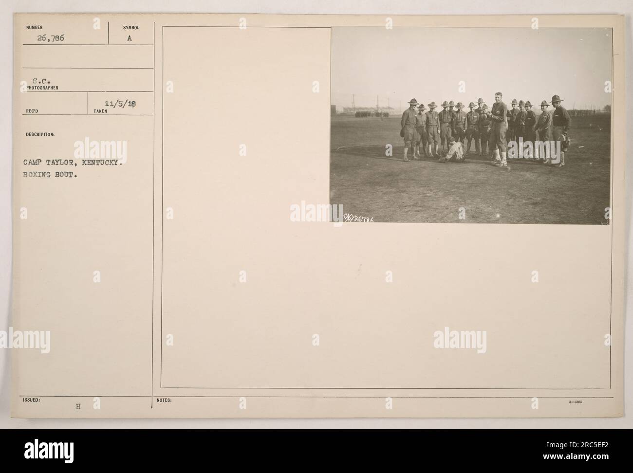 Ein Boxkampf im Camp Taylor, Kentucky, während des 1. Weltkriegs Dieses Foto hat die Identifikationsnummer des Nationalarchivs 26.786. Sie wurde von einem SC-Fotografen aufgenommen und am 5. November 1918 erhalten. Zusätzliche Hinweise weisen darauf hin, dass das Foto eine vom Militär ausgestellte Beschreibung mit dem Symbol „A 11/5/18“ und der Referenznummer „9026736“ aufweist. Stockfoto