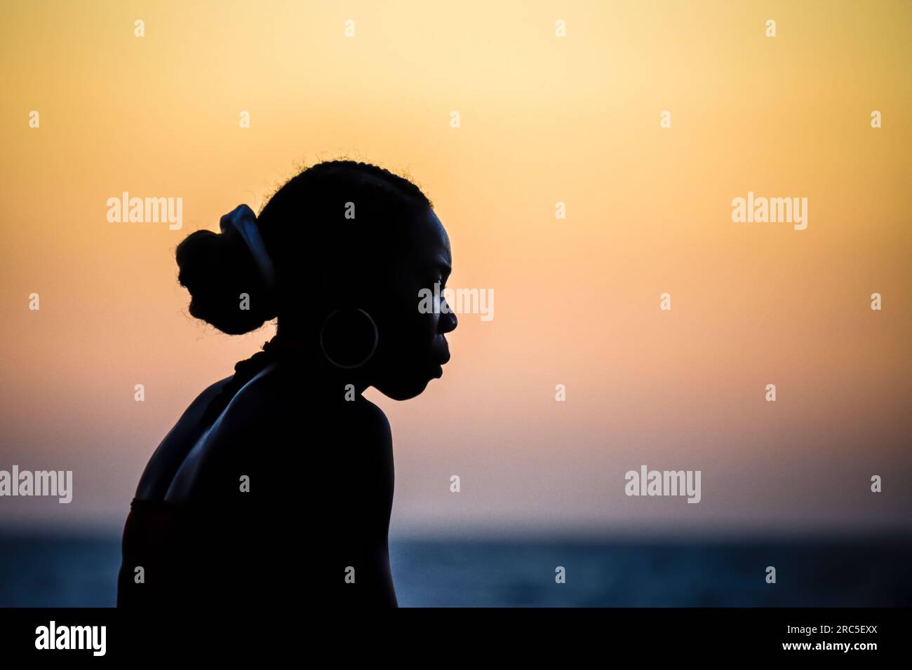 Frau bei Sonnenuntergang, Morondava, Madagaskar Stockfoto