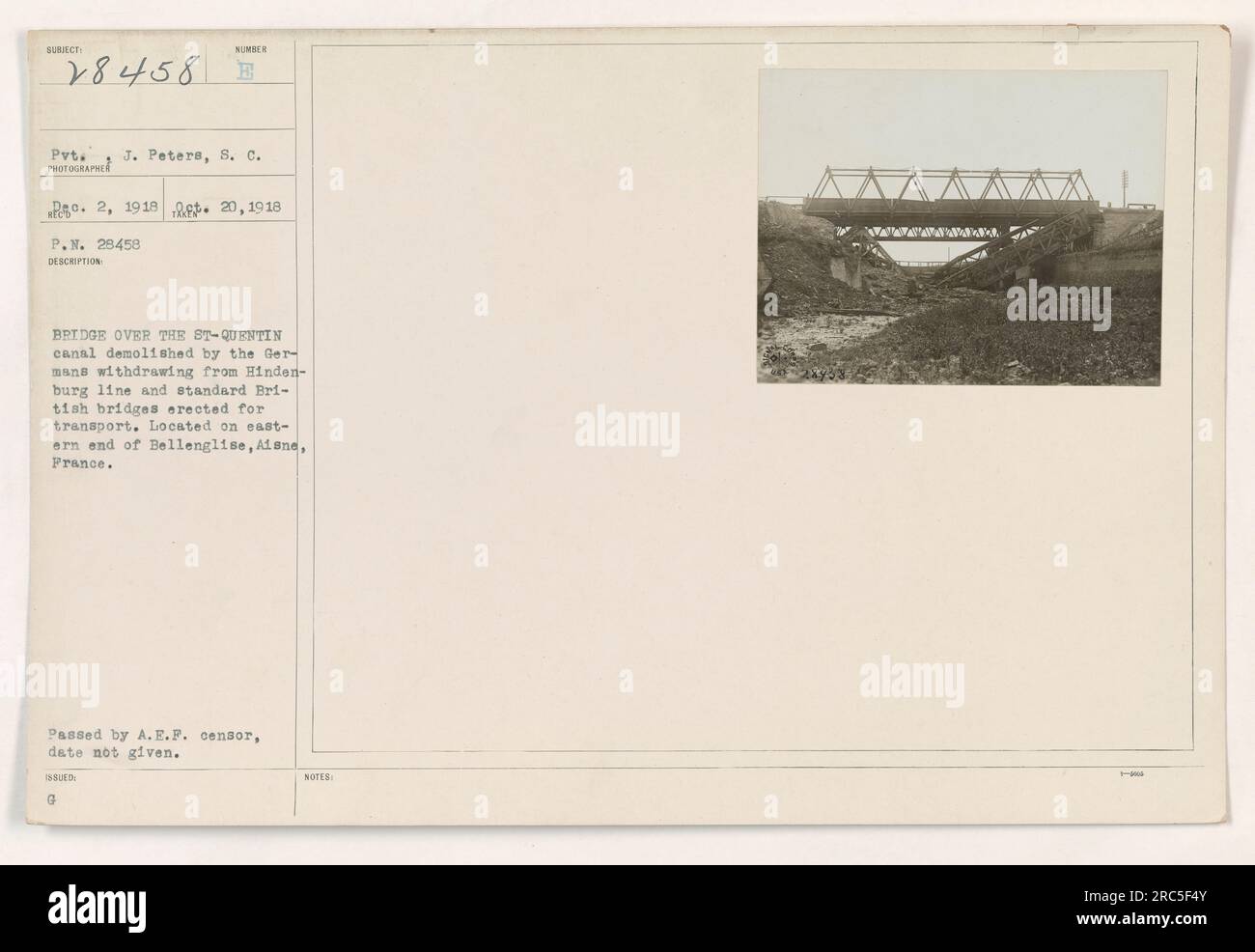 Untertitel: "Brücke über den St.-Quentin-Kanal, die von den Deutschen während ihres Rückzugs von der Hindenburg-Linie im Ersten Weltkrieg abgerissen wurde Zu Transportzwecken wurden britische Standardbrücken errichtet. Das Hotel liegt am östlichen Ende von Bellenglise, allein in Frankreich. Foto von Gefreiter J. Peters am 2. September 1918. Stockfoto