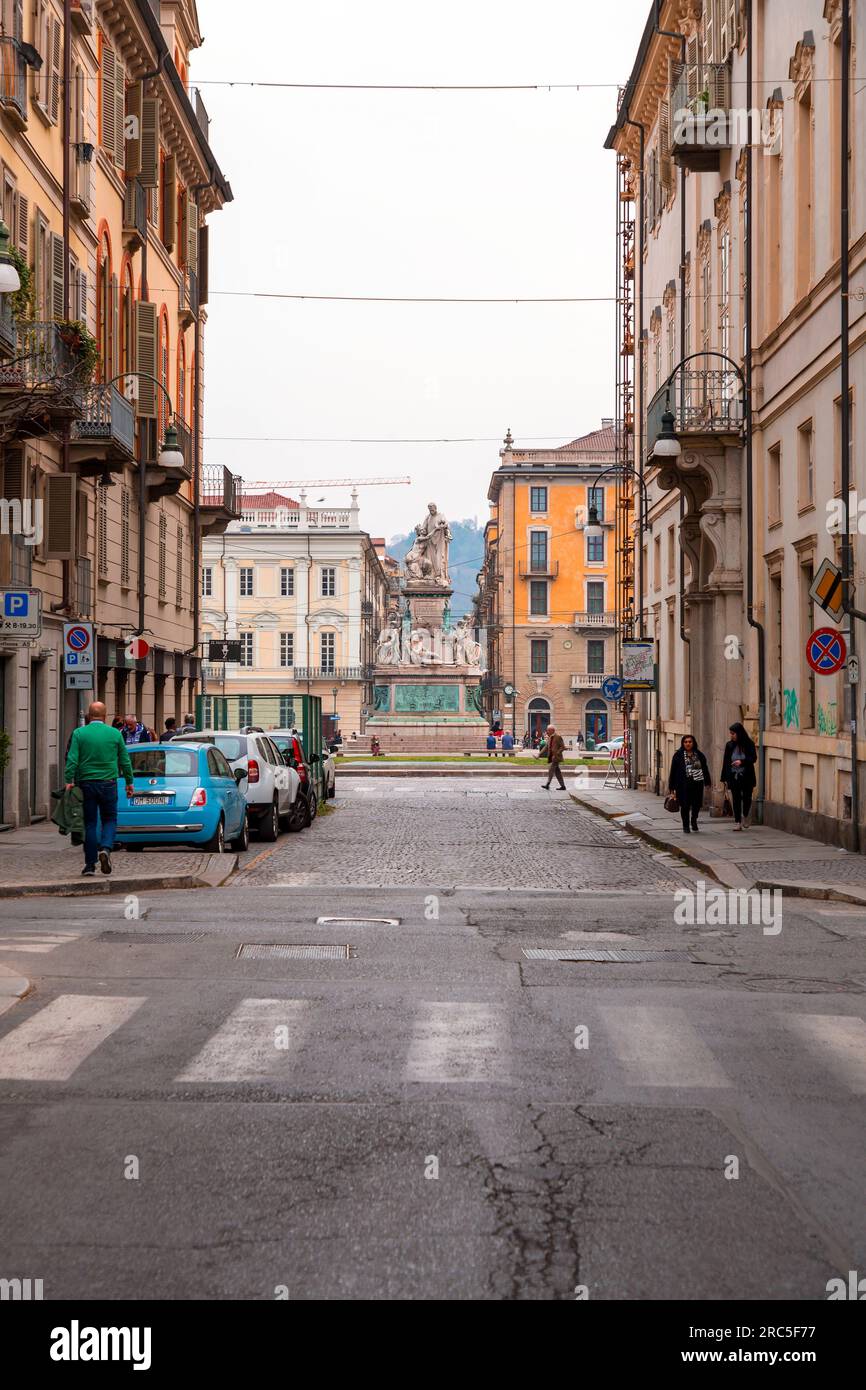 Turin, Italien - 27. März 2022: Piazza Carlo Emanuele II ist einer der wichtigsten Plätze im Zentrum von Savoyen, durchquert von der Via Maria Vittoria und Stockfoto