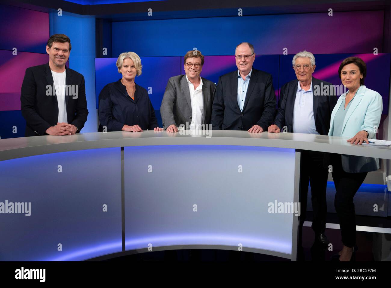Köln, Deutschland. 12. Juli 2023. Von links: Gregor Peter SCHMITZ, Journalistin (Stern) Susanne GASCHKE, Journalistin, NZZ Neue Zuercher Zeitung, Bela RETHY, Moderatorin, Sportkommentatorin, Peer STEINBRUECK, Politiker, SPD, Gerhart BAUM, Politiker, FDP, Moderatorin Sandra MAISCHBERGER, Maischberger, Talkshow, WDR/ARD, Juli 12, 2023. Kredit: dpa/Alamy Live News Stockfoto