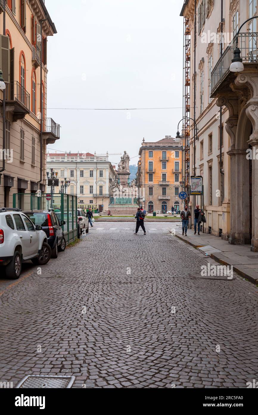 Turin, Italien - 27. März 2022: Piazza Carlo Emanuele II ist einer der wichtigsten Plätze im Zentrum von Savoyen, durchquert von der Via Maria Vittoria und Stockfoto