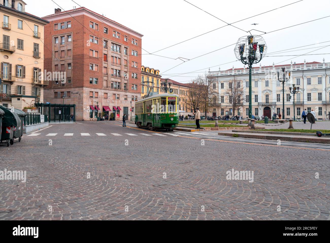 Turin, Italien - 27. März 2022: Piazza Carlo Emanuele II ist einer der wichtigsten Plätze im Zentrum von Savoyen, durchquert von der Via Maria Vittoria und Stockfoto