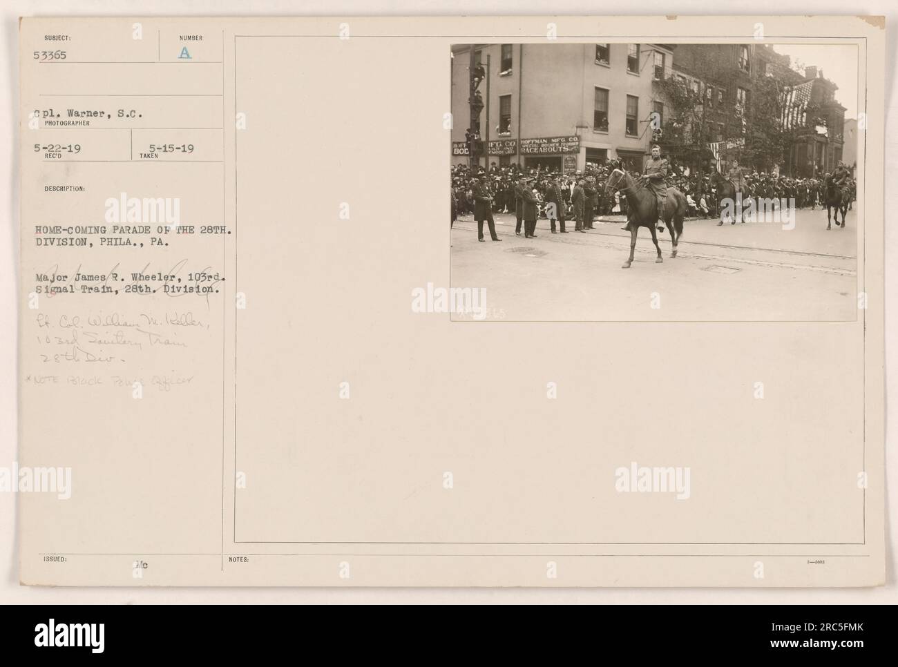 Mitglieder der 28. Division, darunter Oberstleutnant William M. Keller, nehmen während des 1. Weltkriegs an einer Homecoming-Parade in Philadelphia, PA, Teil Die Parade feiert die Rückkehr der 28. Division aus dem Ausland. Auf dem Foto ist ein schwarzer Polizist zu sehen. Stockfoto