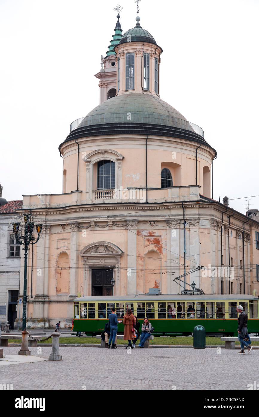 Turin, Italien - 27. März 2022: Piazza Carlo Emanuele II ist einer der wichtigsten Plätze im Zentrum von Savoyen, durchquert von der Via Maria Vittoria und Stockfoto