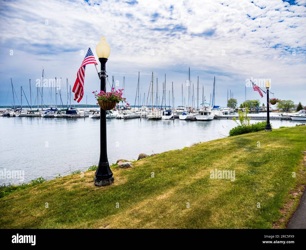 Bayfield Waterfront Walk am Lake Superior mit Apostle Islands Marina im Hintergrund in Bayfield Wisconsin USA Stockfoto
