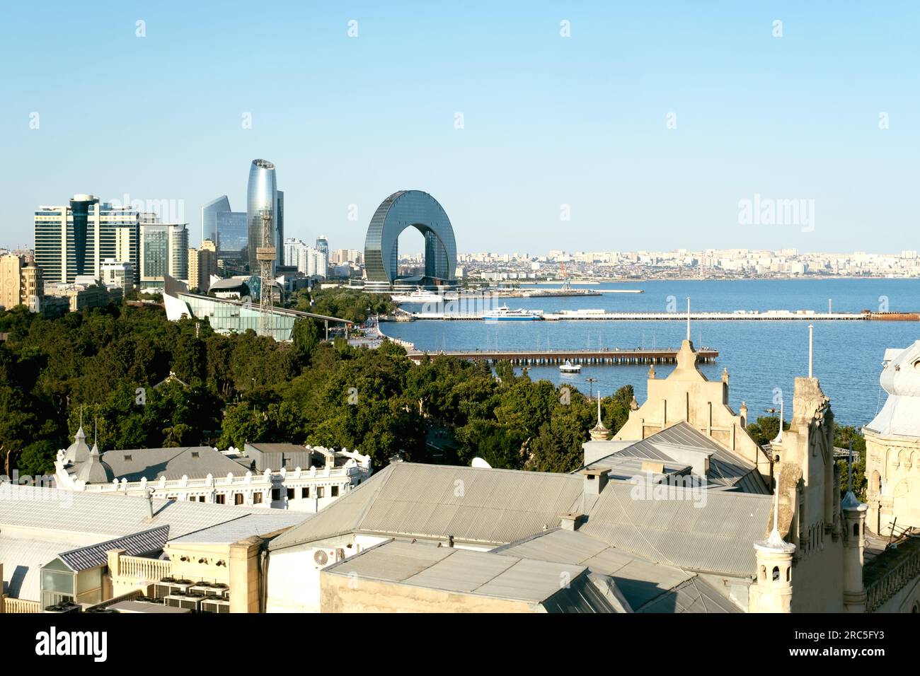 Baku, Aserbaidschan - 25. Juni 2023: Eine Tagesaufnahme des Crescent Hotels und der umliegenden Wolkenkratzer vom Highland Park Stockfoto